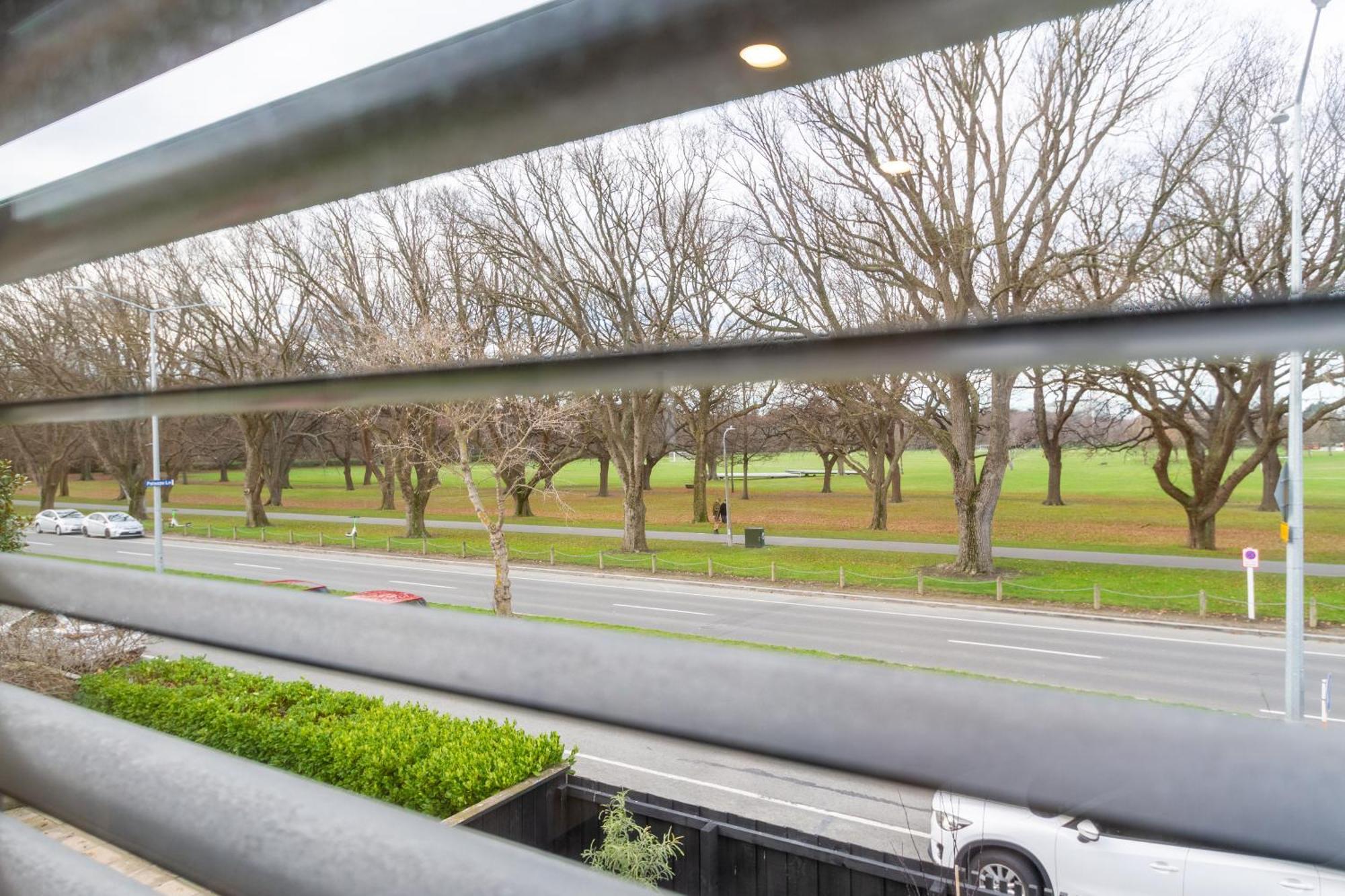 Modern 2 Bed 2 Bath Opposite Hagley Park Daire Christchurch Dış mekan fotoğraf